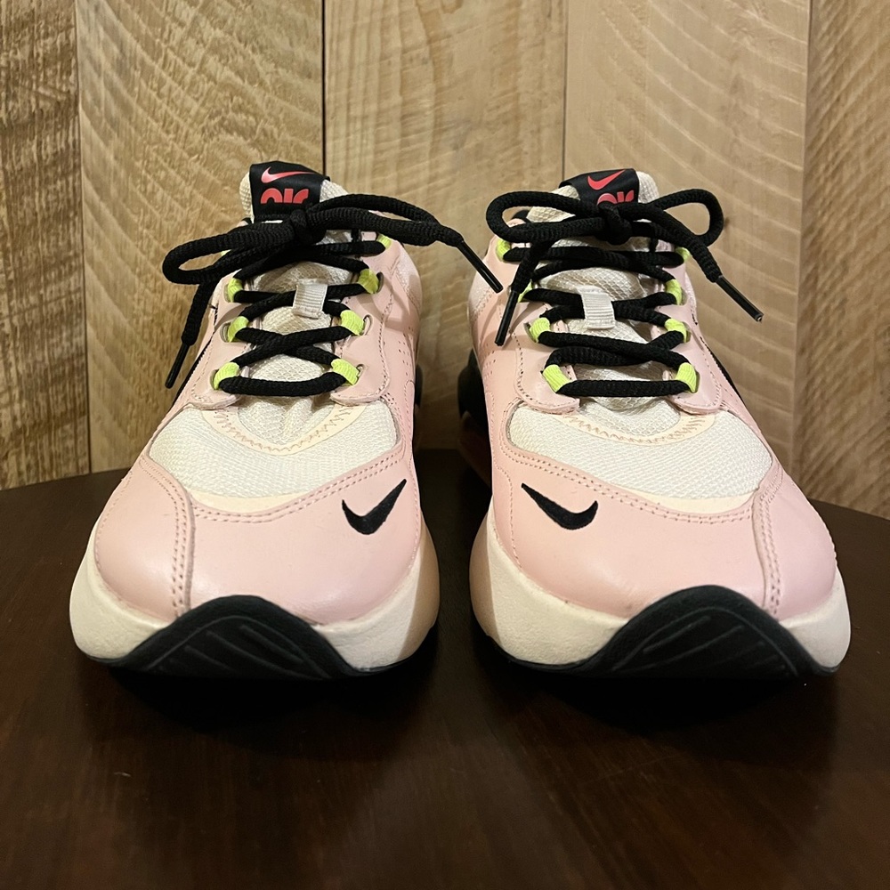 NIKE AIR MAX VERONA SNEAKERS. Size 10 Excellent Condition!